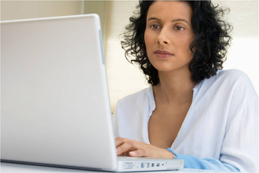 Lady on laptop purchasing her course.